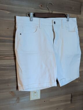 a.n.a Women's White Flat Front Casual Shorts